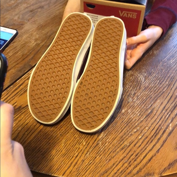 Barely worn maroon Vans, with box, size 6.5 - Picture 3 of 4